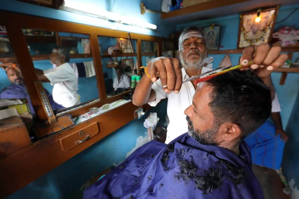 Unidentified hairdresser in a small barber shop — Stock Photo, Image