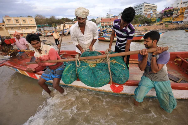 Pescadores no identificados llevan una red de pesca —  Fotos de Stock