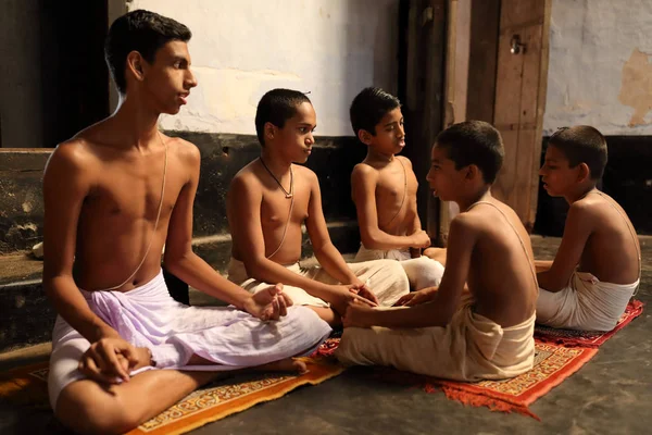 Students in a Namboodiri Brahmin school — Stock Photo, Image