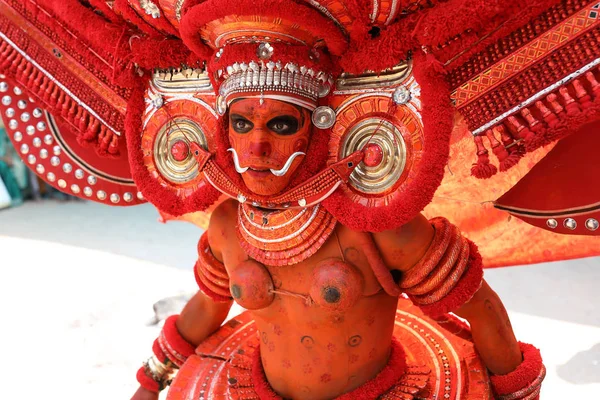 Geleneksel bir Theyyam törende tanımlanamayan dansçı — Stok fotoğraf