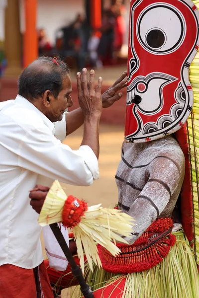 Dançarina não identificada em uma cerimônia tradicional Theyyam — Fotografia de Stock