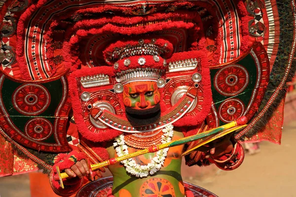Azonosítatlan táncos egy hagyományos Theyyam ünnepség — Stock Fotó