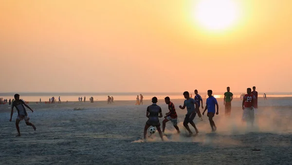 Les jeunes hommes non identifiés jouent au football — Photo