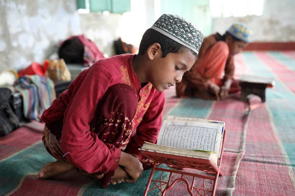 Неизвестный мальчик читает тексты Корана — стоковое фото