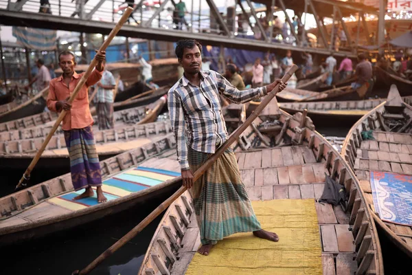 正体不明のバングラデシュ boatsmen — ストック写真