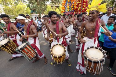 Theyyam ve Kathakali yapılan bir törenle tanımlanamayan davulcular