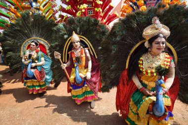 Theyyam ve Kathakali yapılan bir törenle tanımlanamayan maskesi dansçılar