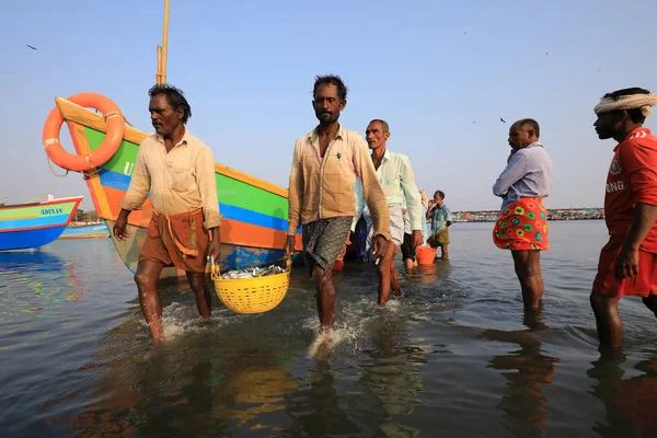 Los pescadores llevan una cesta con pescado —  Fotos de Stock