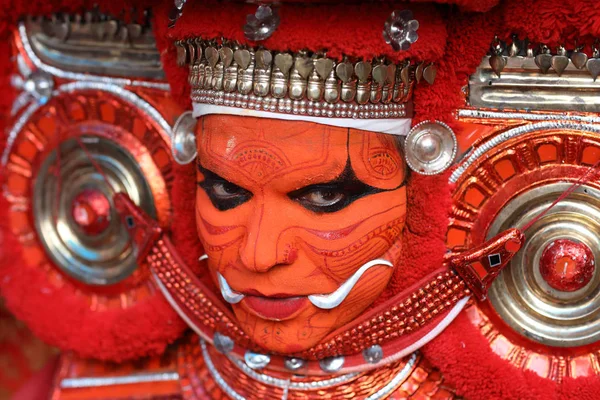 Unidentified dancer at a traditional Theyyam ceremony — Stock Photo, Image