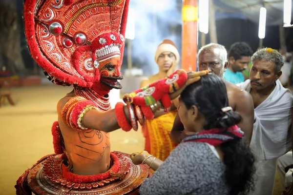 Geleneksel bir Theyyam törende tanımlanamayan dansçı — Stok fotoğraf