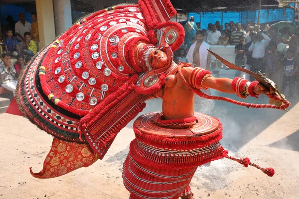 Niezidentyfikowane tancerka podczas tradycyjnej ceremonii Theyyam — Zdjęcie stockowe