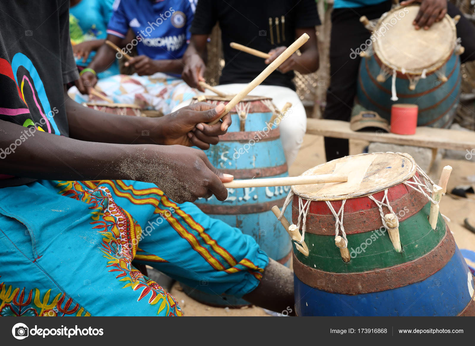 Close Musician Playing Traditional Drums Beach Accra Ghana — Stock
