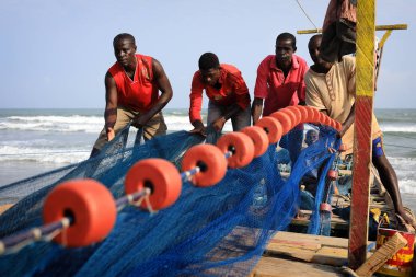 Cape Coast - Gana - 28 Temmuz 2017: Cape Coast, Gana tanımlanamayan balıkçılar üzerinde 28 Temmuz 2017. Yabancı gemiler tarafından yasadışı balıkçılık geleneksel balıkçı köyleri Gana tehdit ediyor..