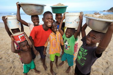 Accra - Gana - 26 Ağustos 2017: Tanımlanamayan çocuk kum plaj üzerinde 26 Ağustos 2017 üzerinde Accra, Gana taşımak