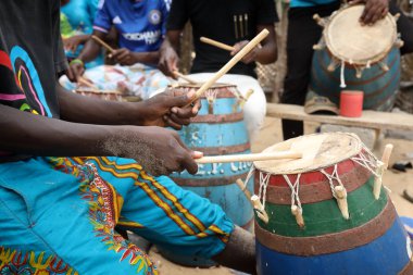 Accra, Gana sahilde geleneksel davul çalmaya bir müzisyen Close-Up