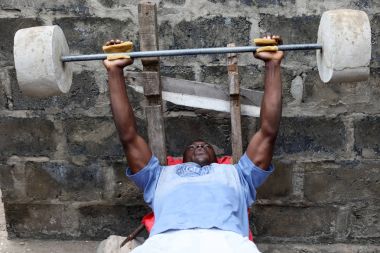 Accra - Gana - 17 Ağustos 2017: Accra, Gana kimliği belirsiz pratik halter üzerinde 17 Ağustos 2017