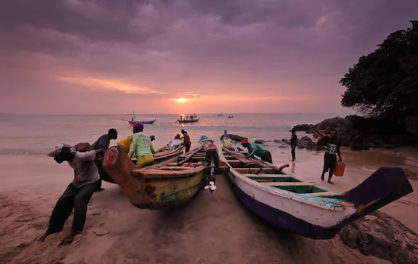 Fishers launch a boat — Stock Photo, Image