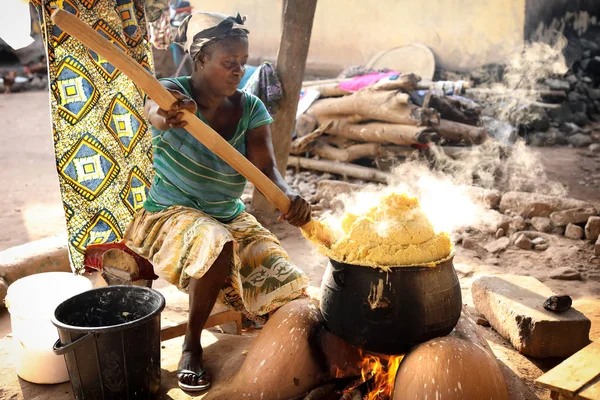 Winneba Ghana Julho 2017 Mulher Não Identificada Prepara Mingau Milho — Fotografia de Stock