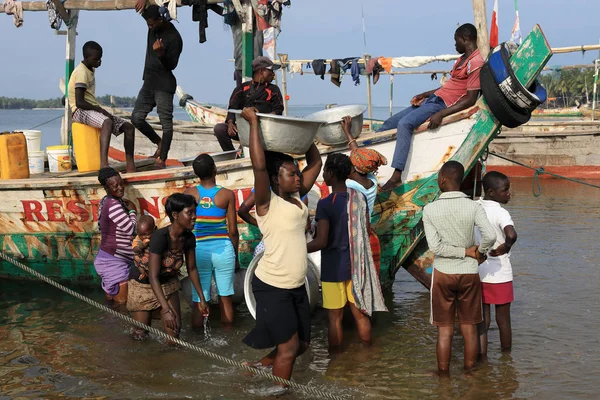 Ada Foah Ghana Agosto 2017 Mulheres Não Identificadas Compram Peixe — Fotografia de Stock