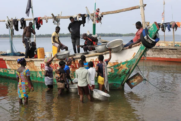 Ada 2017年8月11日 不明身份的妇女在2017年8月11日在加纳的 Ada 福哈购买鱼 外国船只非法捕鱼威胁加纳的传统捕鱼村庄 — 图库照片