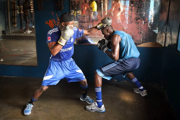 阿克拉 2017年8月23日 2017年8月23日在加纳阿克拉的一个小型拳击俱乐部中的不明拳击手实践 — 图库照片