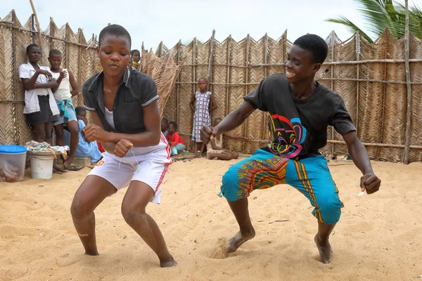 Accra - Gana - 17 Ağustos 2017: Tanımlanamayan genç dansçı pratik bir geleneksel dans sahilde 17 Ağustos 2017 üzerinde Accra, Gana