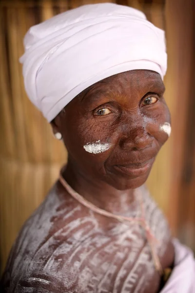 Accra Ghana Augustus 2017 Onbekende Oude Vrouw Met Traditionele Lichaam — Stockfoto