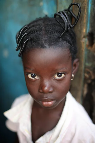 Ragazzina in una baraccopoli — Foto Stock