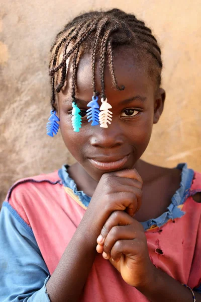 Menina sorridente em uma favela — Fotografia de Stock
