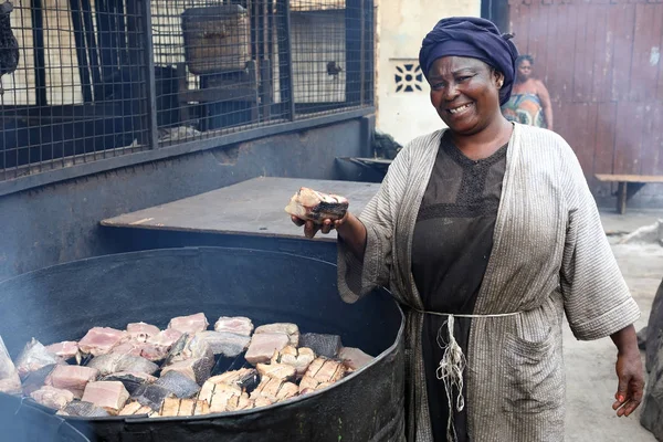 女性は、魚の燻製を販売しています。 — ストック写真