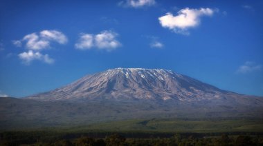 Mavi gökyüzü ile Kilimanjaro Dağı