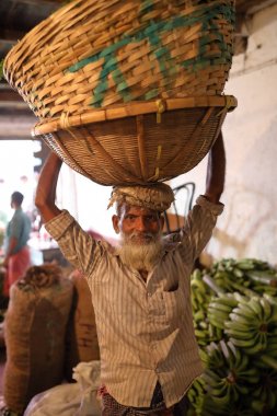 Porter sepetleri taşır