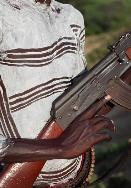 Bodypainting sulla parte superiore del corpo del guerriero Karo, Etiopia — Foto Stock