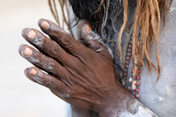 Naga sadhu (saint homme) sur les ghats du Gange à Varanasi, Inde — Photo