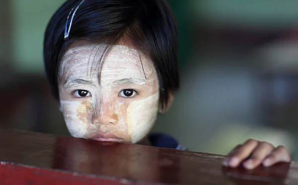 Thanaka 在蒲甘，缅甸缅甸女孩 — 图库照片