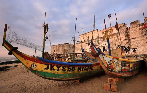 丰富多彩的渔船, 加纳 — 图库照片