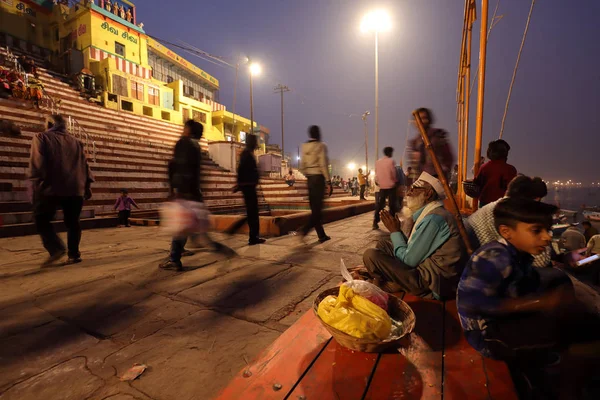 Varanasi, Hindistan ghats akşamı içinde Hindu hacıları — Stok fotoğraf