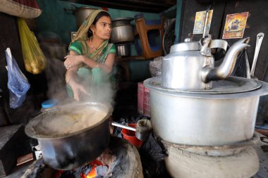Geleneksel çay ahır Varanasi, Hindistan'da Hindu kadın