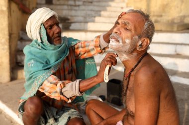 Kuaför üzerinde ghats Varanasi, Hindistan'da Hindu Hacı tıraş