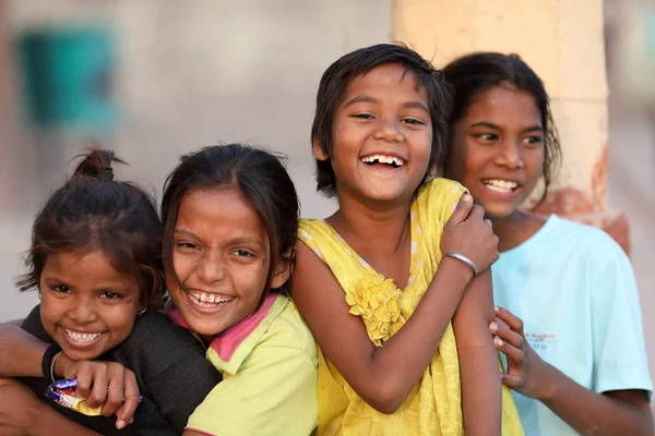 Счастливые девушки веселятся в гатах Варанаси в Варанаси, Индия — стоковое фото