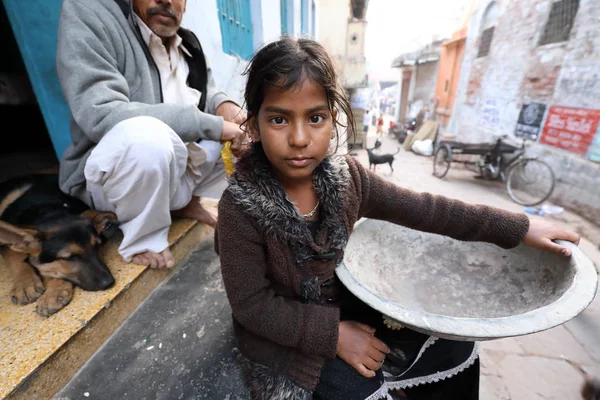 Gyönyörű lány az utcán, Varanasi, India — Stock Fotó