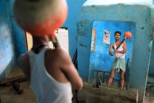 Борец Пелван в кушти акхара в Варанаси, Индия — стоковое фото