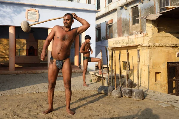 Pehlwan zápasníci v kushti akhara v Váránasí, Indii — Stock fotografie