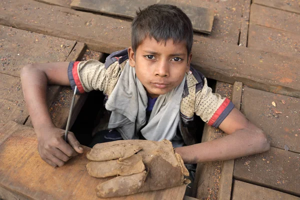 Criança trabalhadora num estaleiro em Daca, Bangladesh — Fotografia de Stock