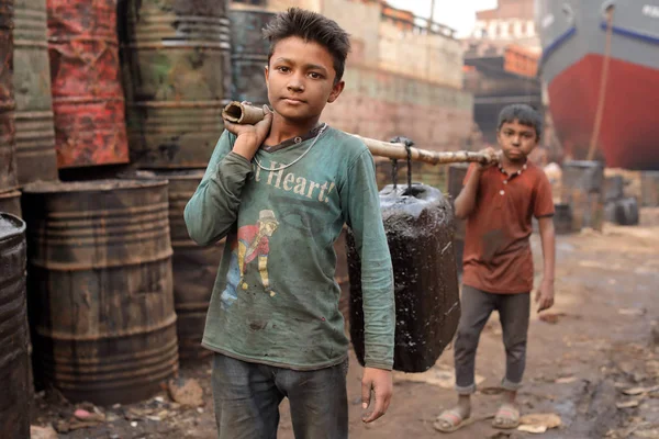 Criança trabalhadora num estaleiro em Daca, Bangladesh — Fotografia de Stock