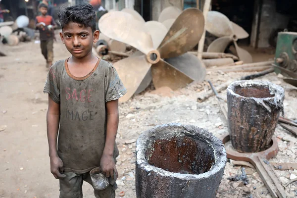 Lavoratore minorenne in un cantiere navale a Dacca, Bangladesh — Foto Stock