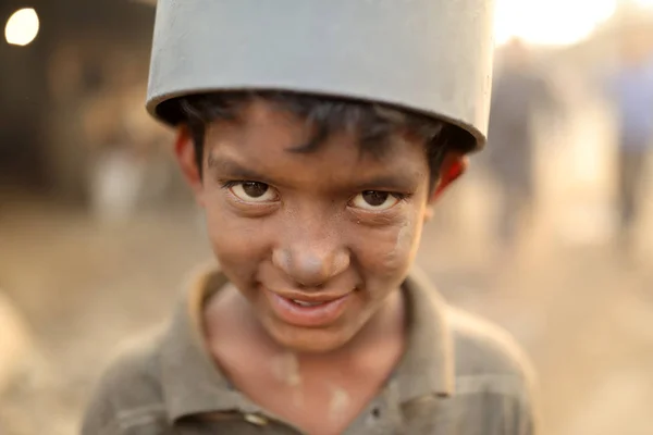 Criança trabalhadora num estaleiro em Daca, Bangladesh — Fotografia de Stock