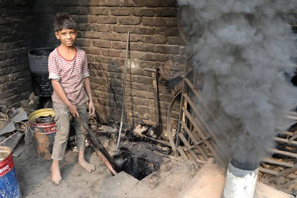 Dziecko pracownika w stoczni w Dhaka, Bangladesz — Zdjęcie stockowe