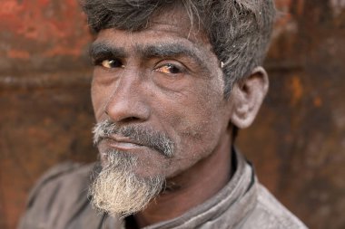 Dakka, Bangladeş'te bir Tersanesi Rıhtım işçisi