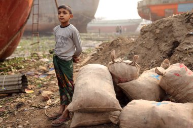 Dakka, Bangladeş'te bir tersane çocuk işçi